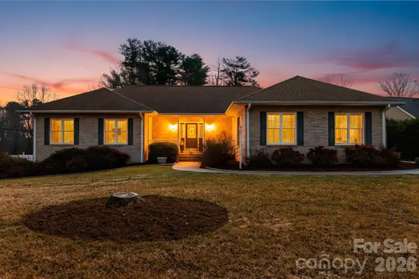 390 Classic Oaks Circle, Hendersonville, NC 28792
