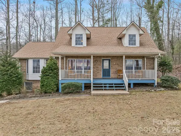 24 Abbey Lane, Hendersonville, NC 28739