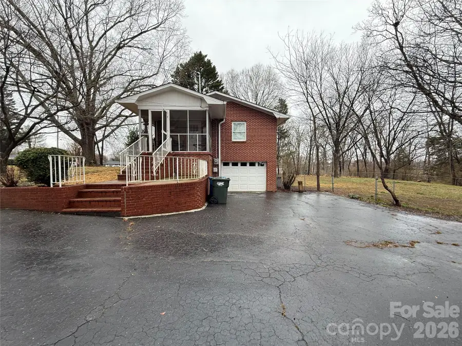 1235 27th Avenue Ne, Hickory, NC 28601 - #3