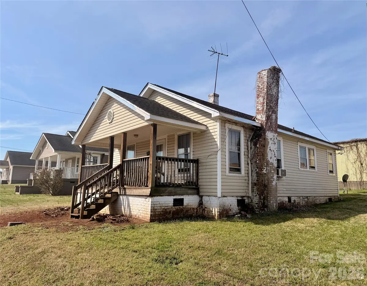 216 N Brady Avenue, Newton, NC 28658 - #1