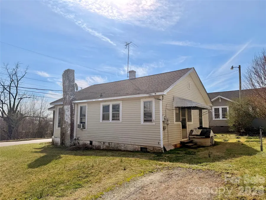 216 N Brady Avenue, Newton, NC 28658 - #3