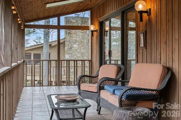 301 N Scarlet Oak Lane, Hendersonville, NC 28791