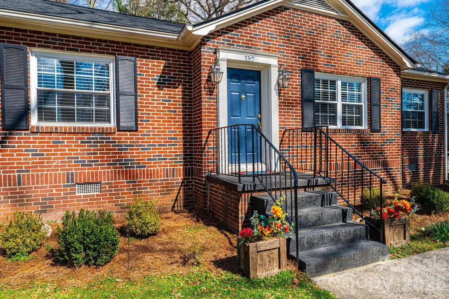 132 15th Avenue Nw, Hickory, NC 28601 - #3