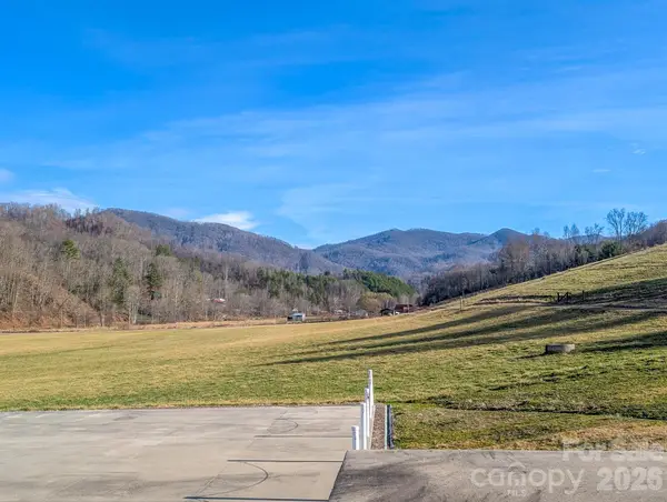 124 Shootout Lane, Burnsville, NC 28714