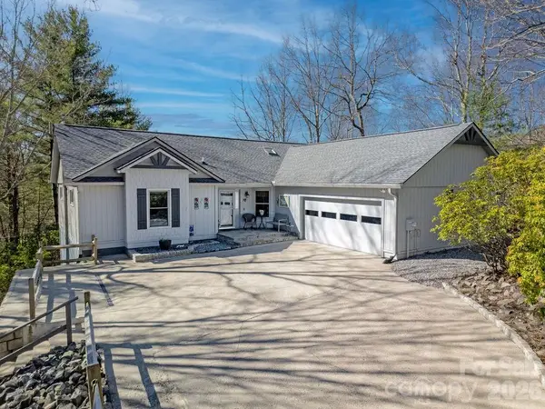 552 Kanasgowa Drive, Brevard, NC 28712