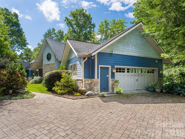 935 Whites Lake Boulevard, Saluda, NC 28773