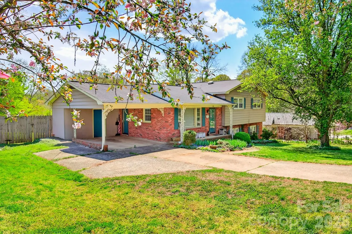 1091 16th Avenue Nw, Hickory, NC 28601 - #1