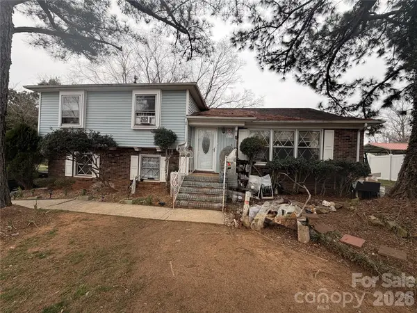 6215 Farm Pond Lane, Charlotte, NC 28212