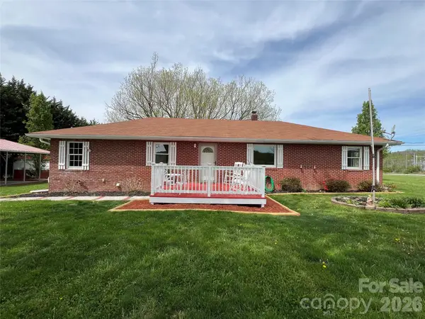 93 Laycock Road, Hendersonville, NC 28792