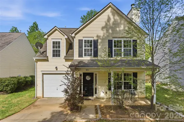 921 Grass Hollow Court, Charlotte, NC 28216