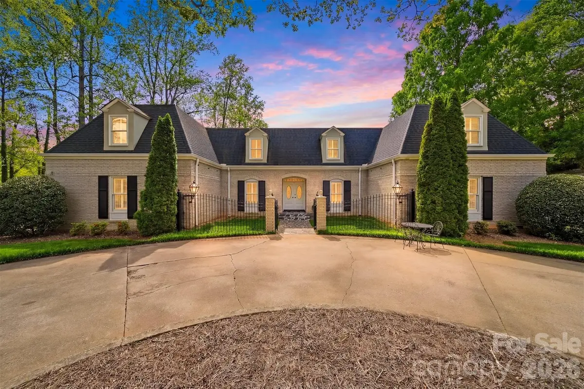 935 19th Avenue Nw, Hickory, NC 28601 - #1