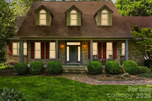 17 Crooked Oak Court, Hendersonville, NC 28791