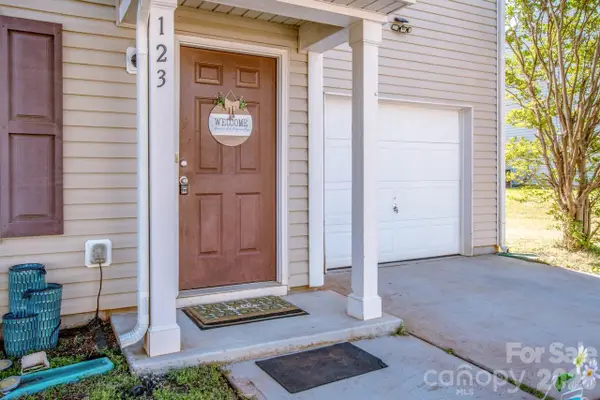 123 Kingsgate Court, Statesville, NC 28625
