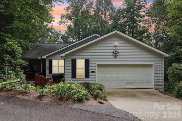 702 Cinnamon Way, Flat Rock, NC 28731