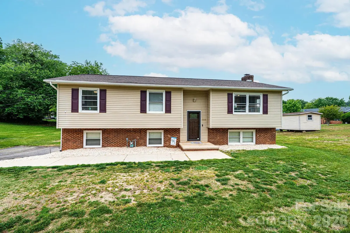 3231 25th Street Ne, Hickory, NC 28601 - #1