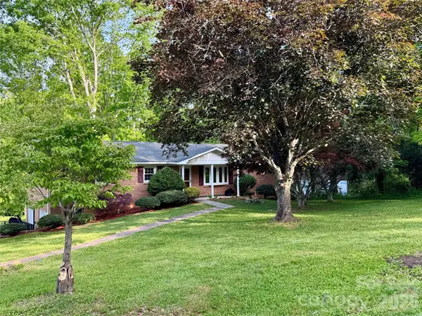 123 Castleton Lane, Hendersonville, NC 28791