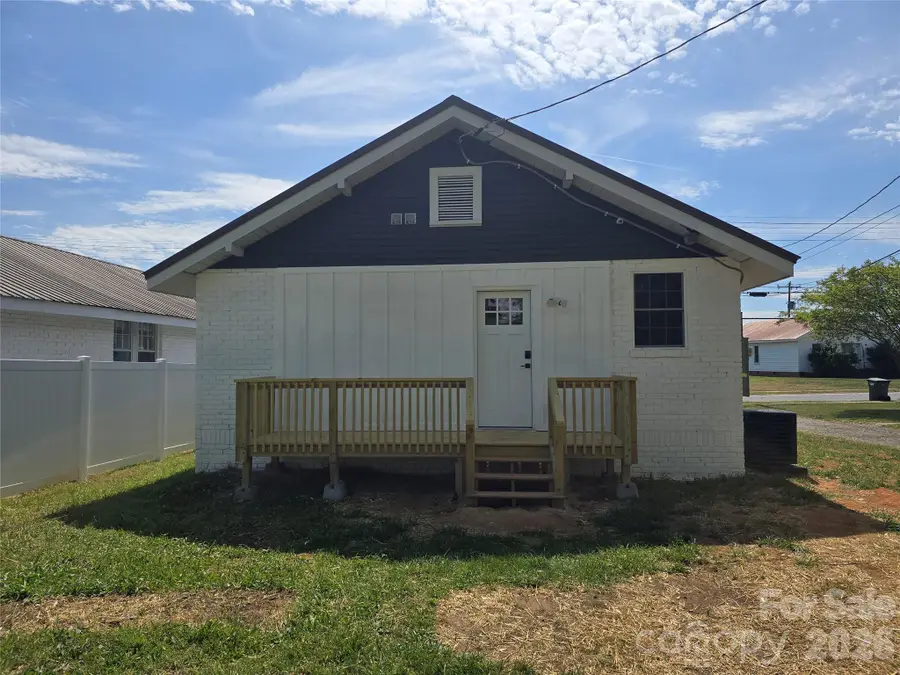 813 Highland Avenue Se, Hickory, NC 28602 - #2