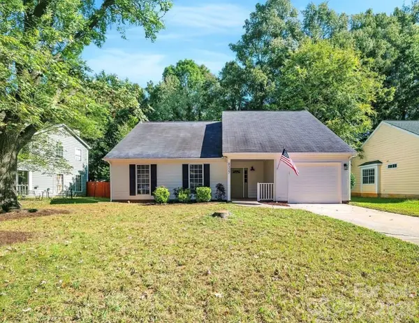 8327 Houndstooth Drive, Charlotte, NC 28227