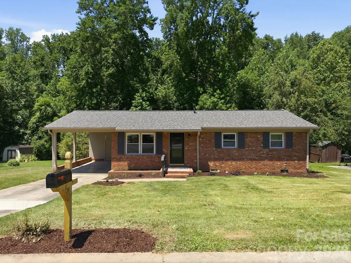 413 E Mclelland Avenue, Mooresville, NC 28115 - #1