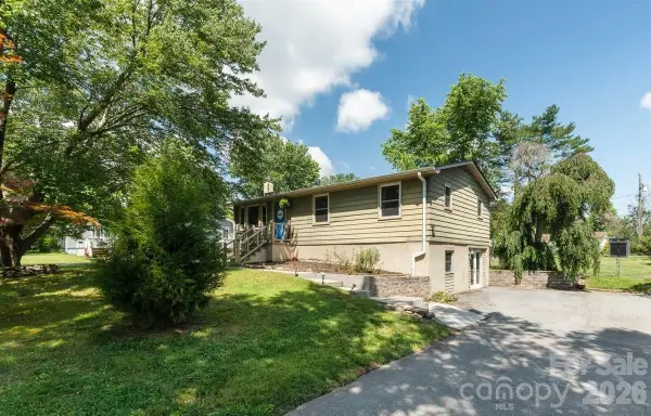 1177 Runway Drive, Hendersonville, NC 28792