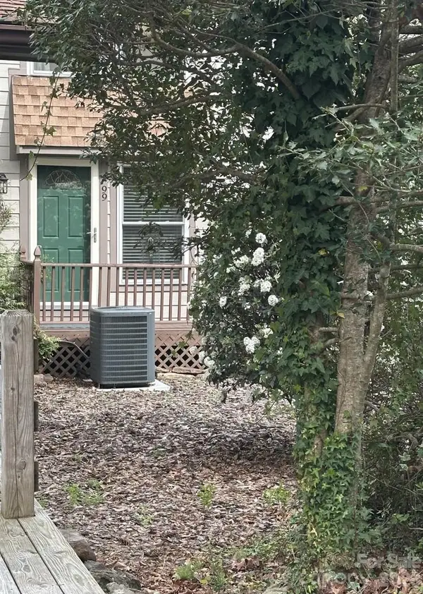 99 Willow Way, Hendersonville, NC 28739