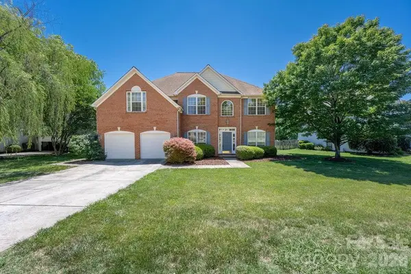 9512 Autumn Applause Drive, Charlotte, NC 28277