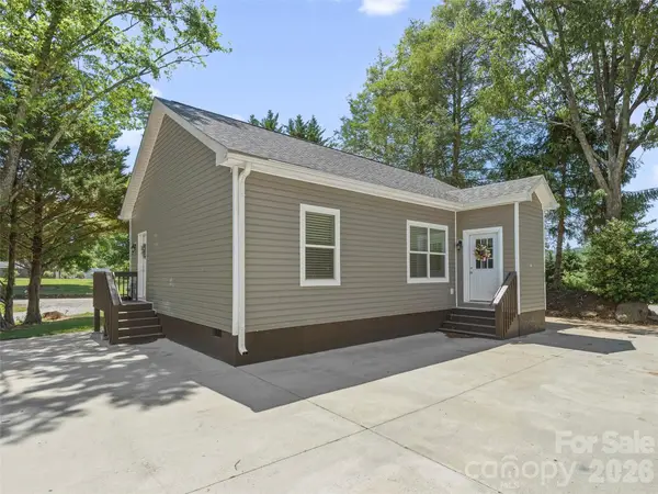 64 Drexel Road, Hendersonville, NC 28739