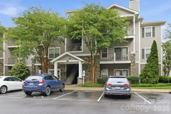 900 Vista Lake Drive #102, Candler, NC 28715