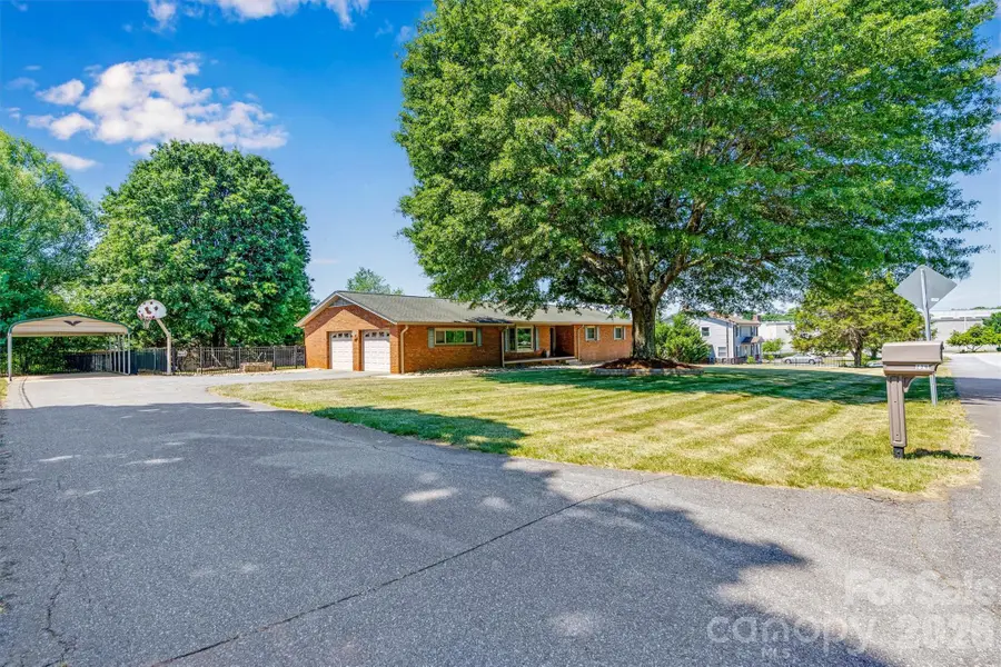 226 28th Avenue Place Ne, Hickory, NC 28601 - #3