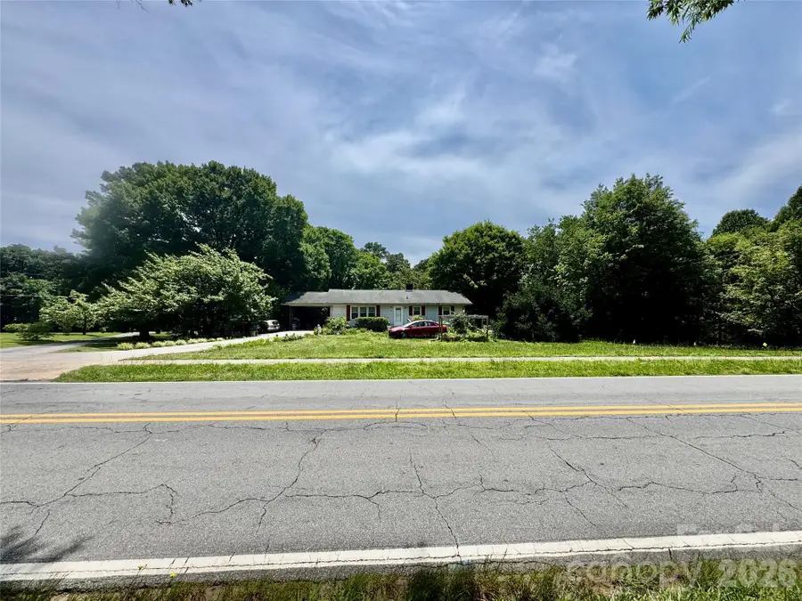 717 W Lee Avenue, Yadkinville, NC 27055 - #3