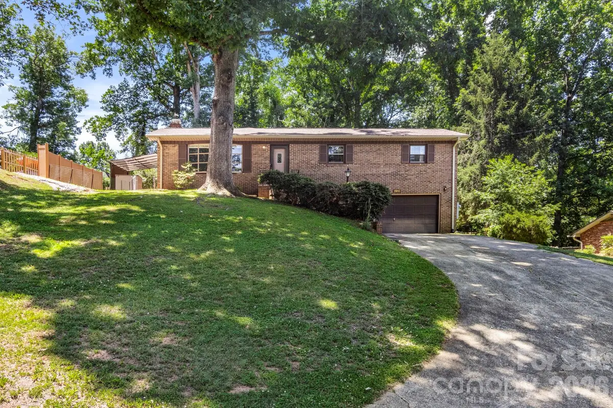 2951 7th Street Drive Ne, Hickory, NC 28601 - #1