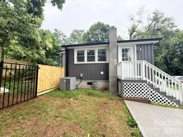 304 S Derby Avenue, Newton, NC 28658 - #2