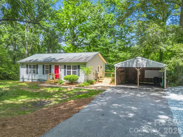 30 Lake Forest Lane, Hendersonville, NC 28739