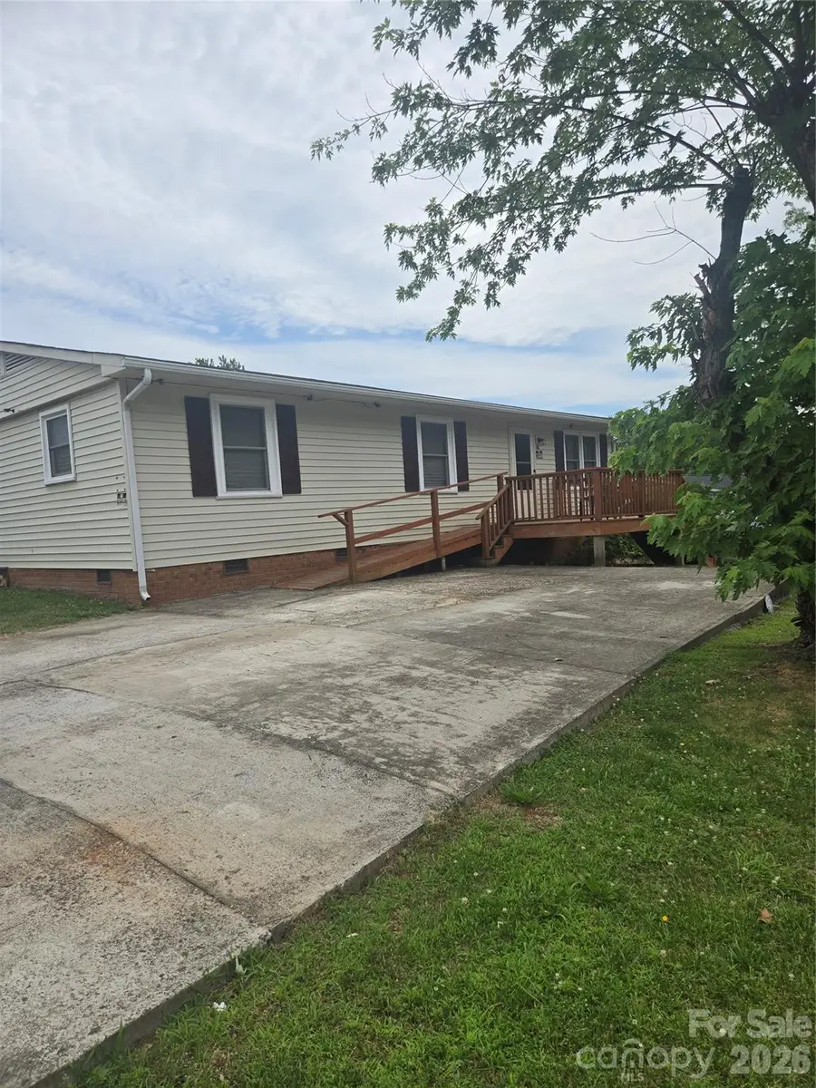 630 9th Avenue Drive Se, Hickory, NC 28602 - #2