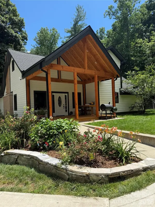 86 Holiday Drive, Hendersonville, NC 28739