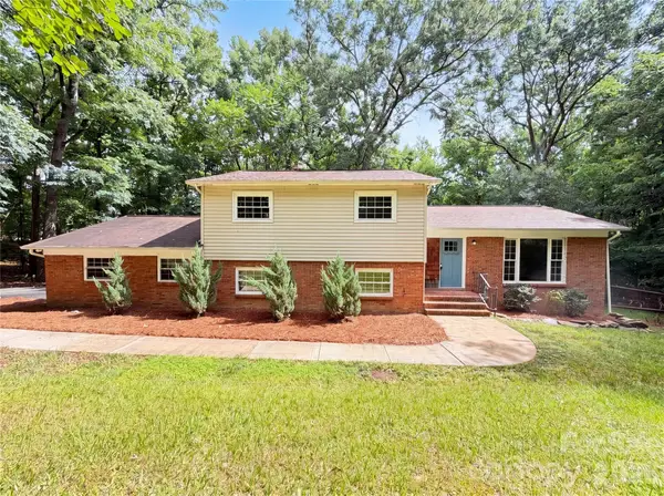 2200 Fair Forest Drive, Matthews, NC 28105