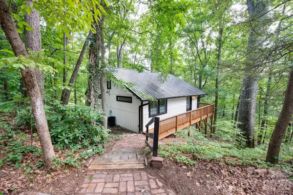17 Woodhaven Place, Asheville, NC 28805