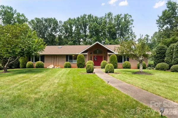 12 Highlander Lane, Hendersonville, NC 28792