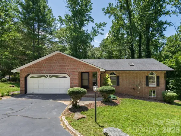19 Loggers Run, Hendersonville, NC 28739