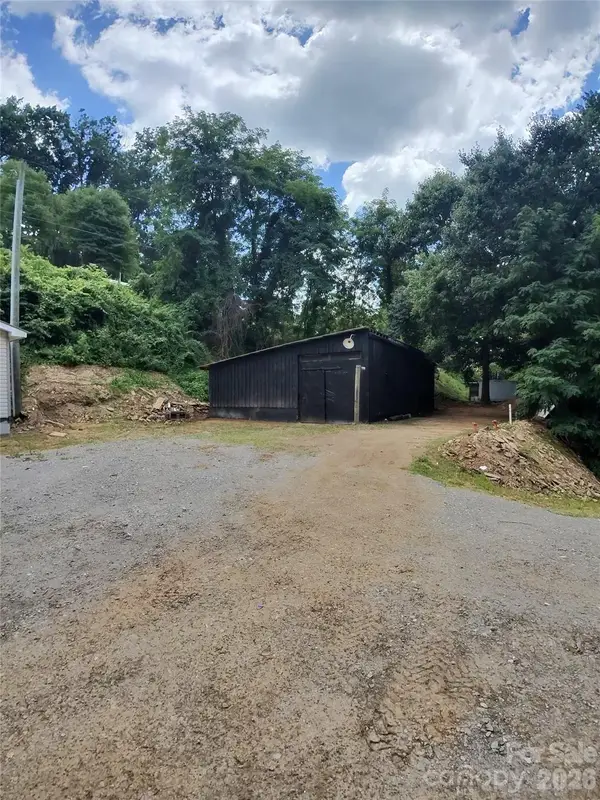 9999 P J Drive, Waynesville, NC 28786