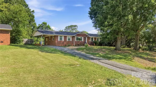 323 Meadowbrook Drive, Matthews, NC 28104
