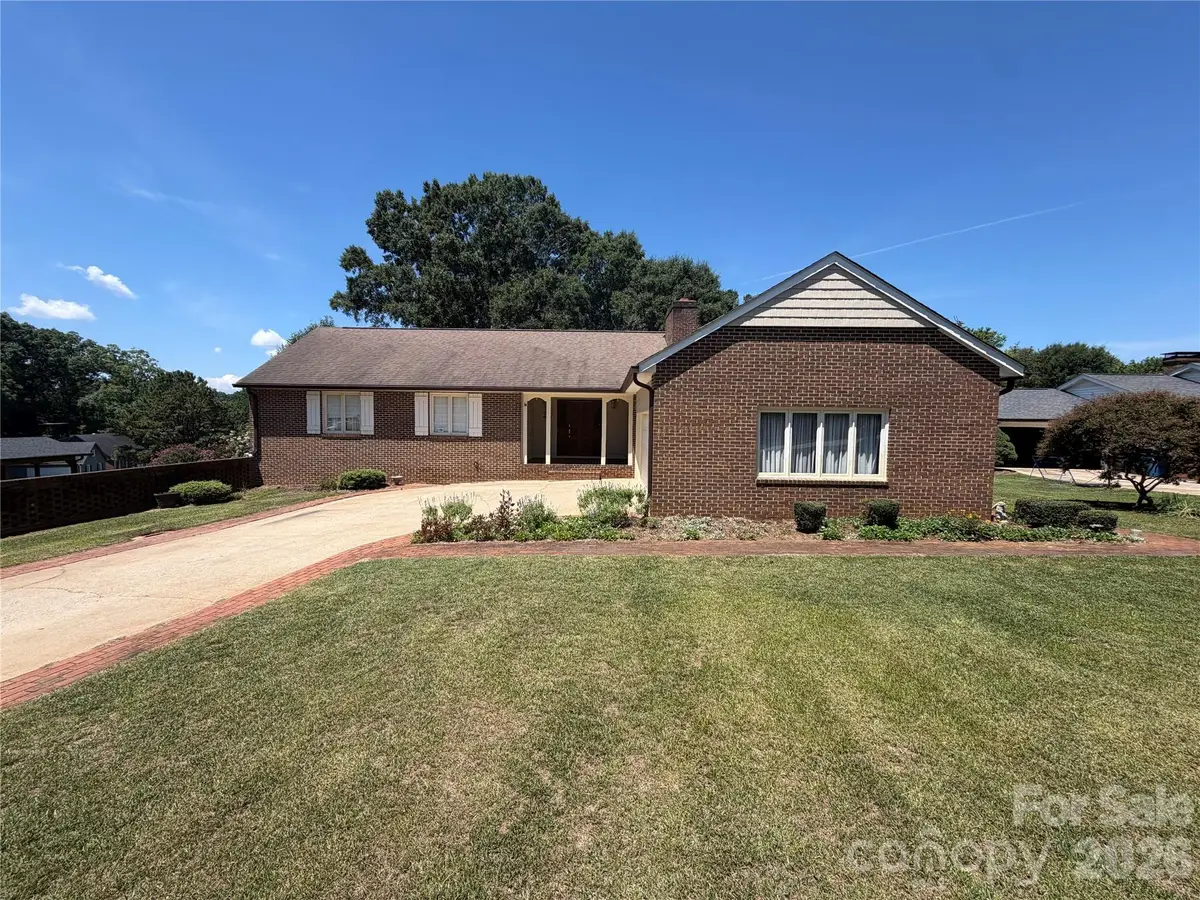 3721 9th Street Drive Ne, Hickory, NC 28601 - #1