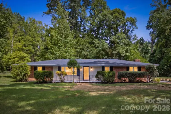 8223 Knollwood Circle, Charlotte, NC 28213