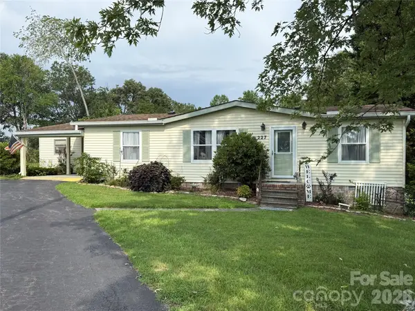 227 Cranbrook Circle, Hendersonville, NC 28792