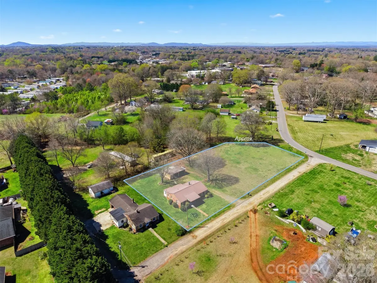 2421 35th Street Court Ne, Hickory, NC 28601 - #1