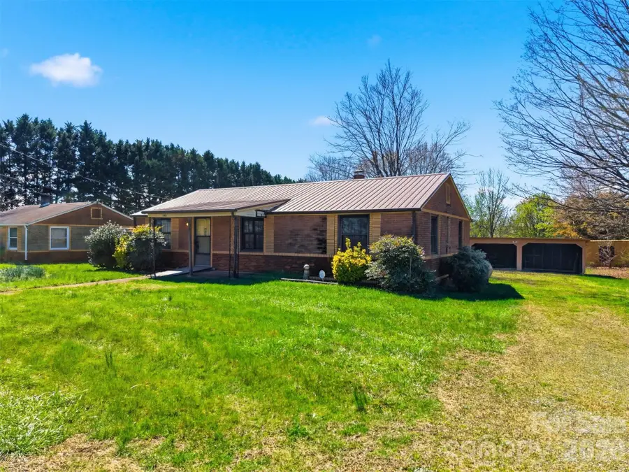 2421 35th Street Court Ne, Hickory, NC 28601 - #2