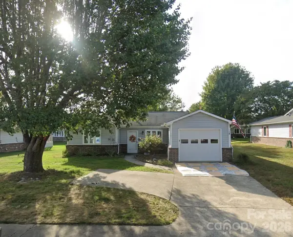141 Derbyshire Drive, Hendersonville, NC 28792