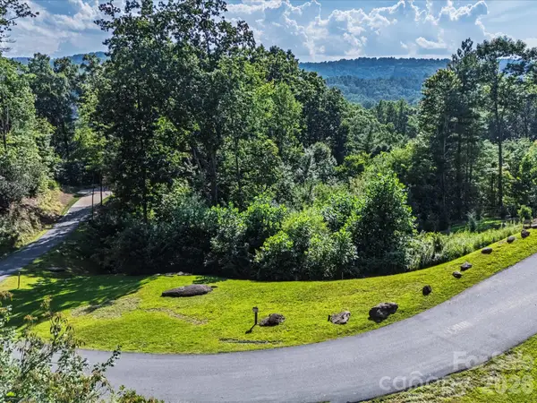 52 Lemongrass Trail, Hendersonville, NC 28791