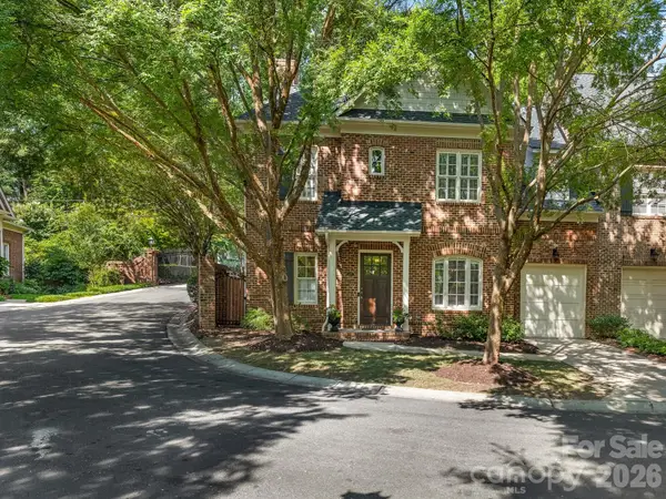 221 Crownsgate Court, Charlotte, NC 28207