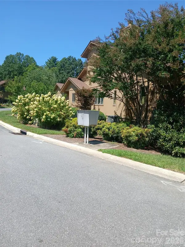 304 Red Oak Drive, Hendersonville, NC 28791